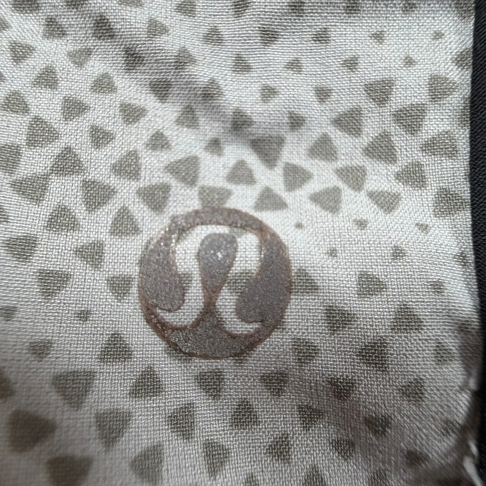 Lululemon Gray Triangle‎ Print Running Shorts Black Trim Size 6 Side Zip Pocket